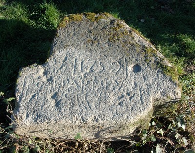 Pierre gravée retrouvée au Château d'Alone-Toulongeon