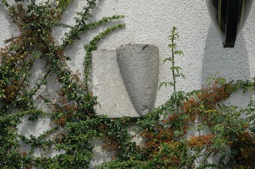 Pierre sculptée en façade du restaurant Le Barde à Toulongeon